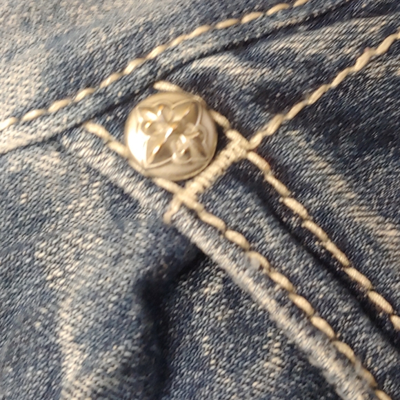 Miss Me jeans with lots of rhinestones, leather, and silver. Sz.28 - Picture 13 of 17